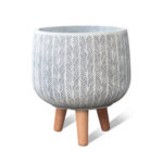 witte bloempot op houten poten