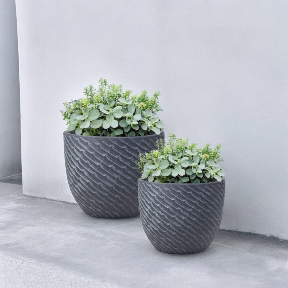 Bloempot Mira - zwarte ronde bloempot buiten - sfeerbeeld