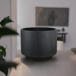 Skye bloempot modern Japandi gestreept - zwart - sfeer - MA'AM Pottery