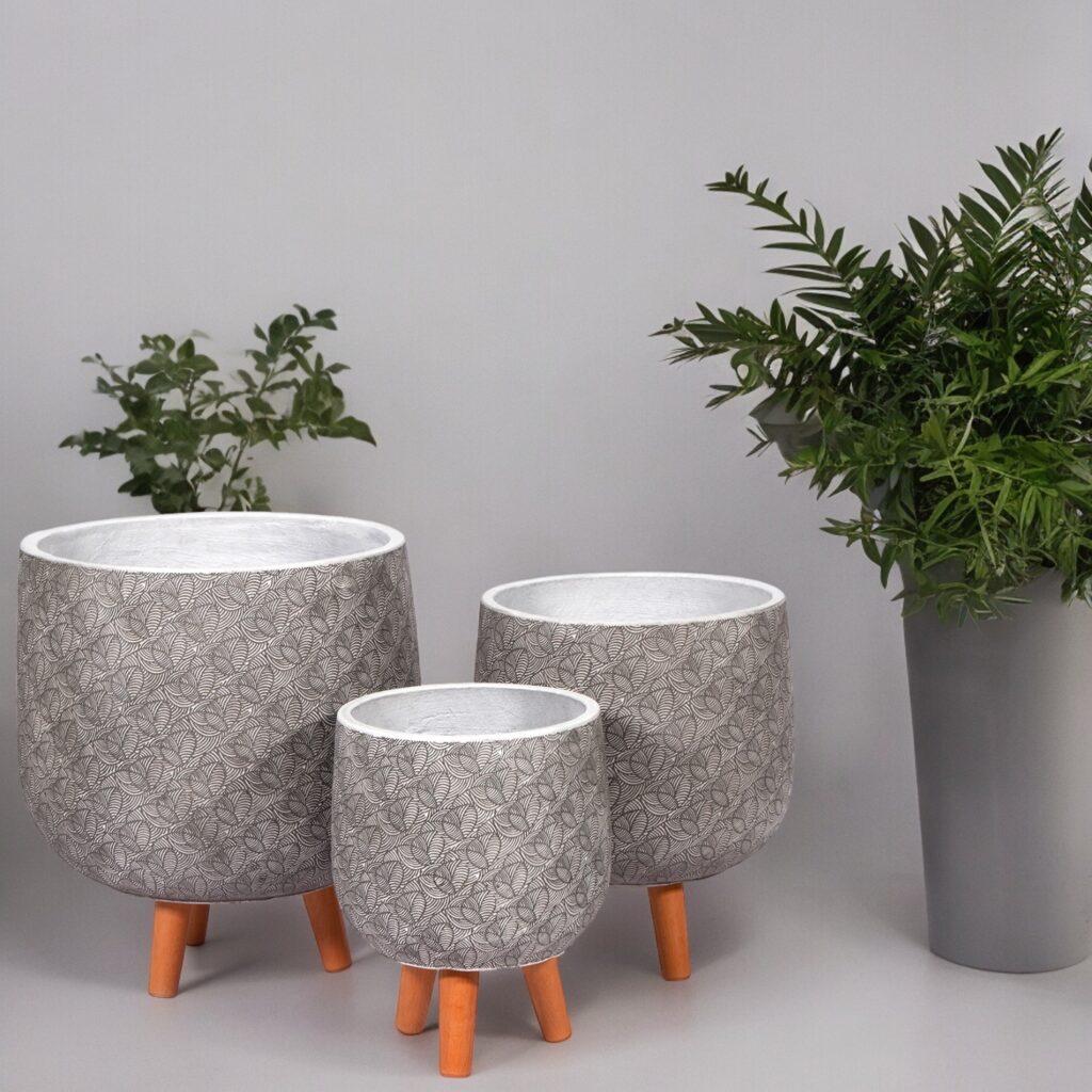 Witte verhoogde bloempot Lara - op standaard - maampottery - sfeerfoto