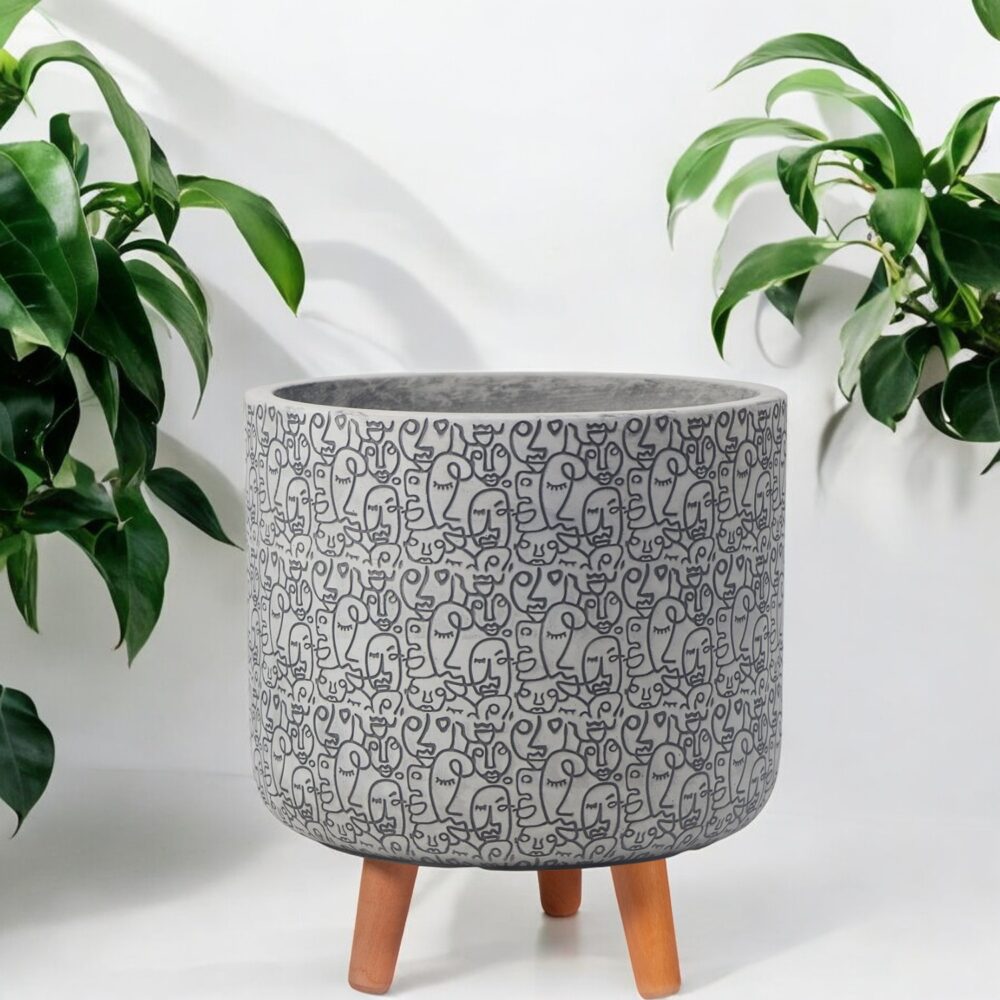 face gezicht desgin ronde bloempot op houten poten - grijs- sfeerfoto - Lian maampottery