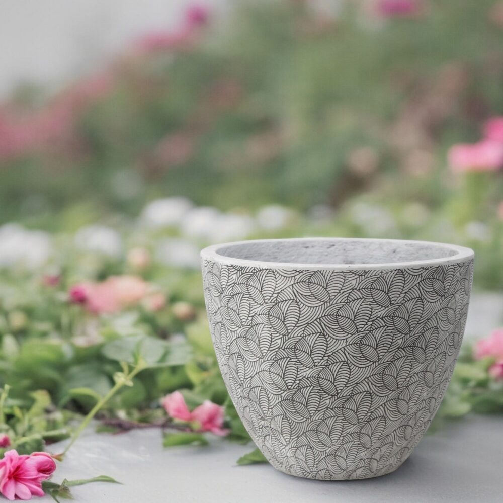 Witte bloempot buiten - bloemenpatroon - ma'am pottery Lara - sfeerbeeld