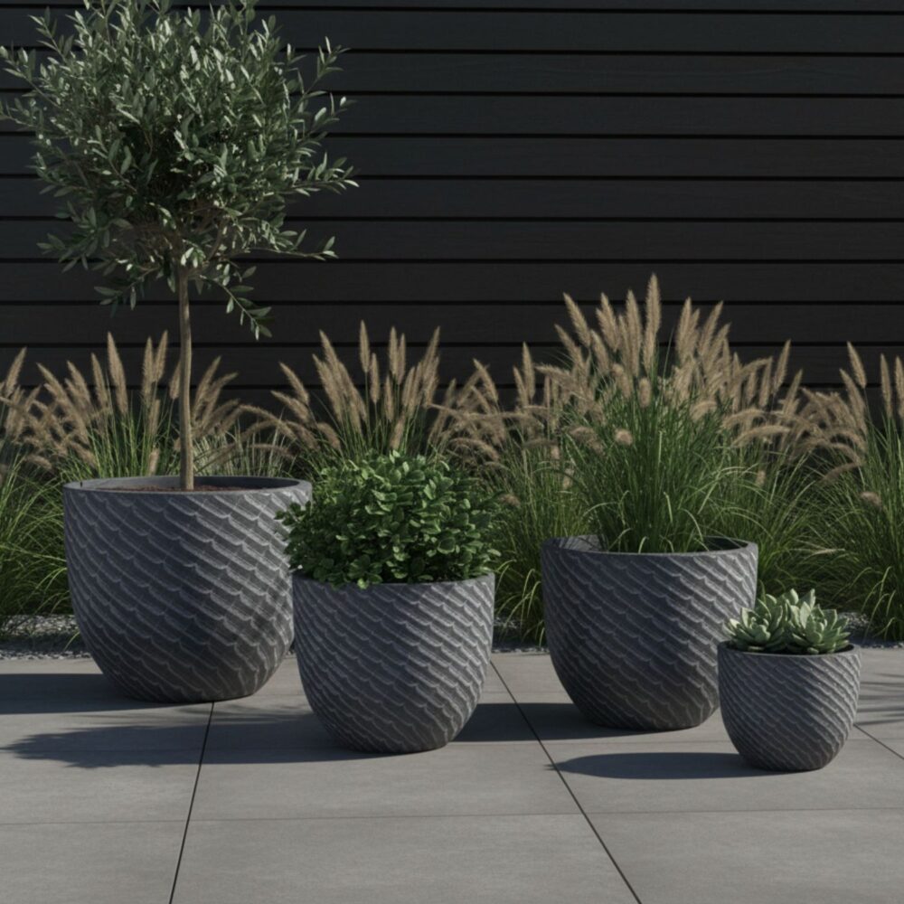 MA'AM Pottery Mira - zwarte buiten bloempot met relief structuur - sfeerbeeld