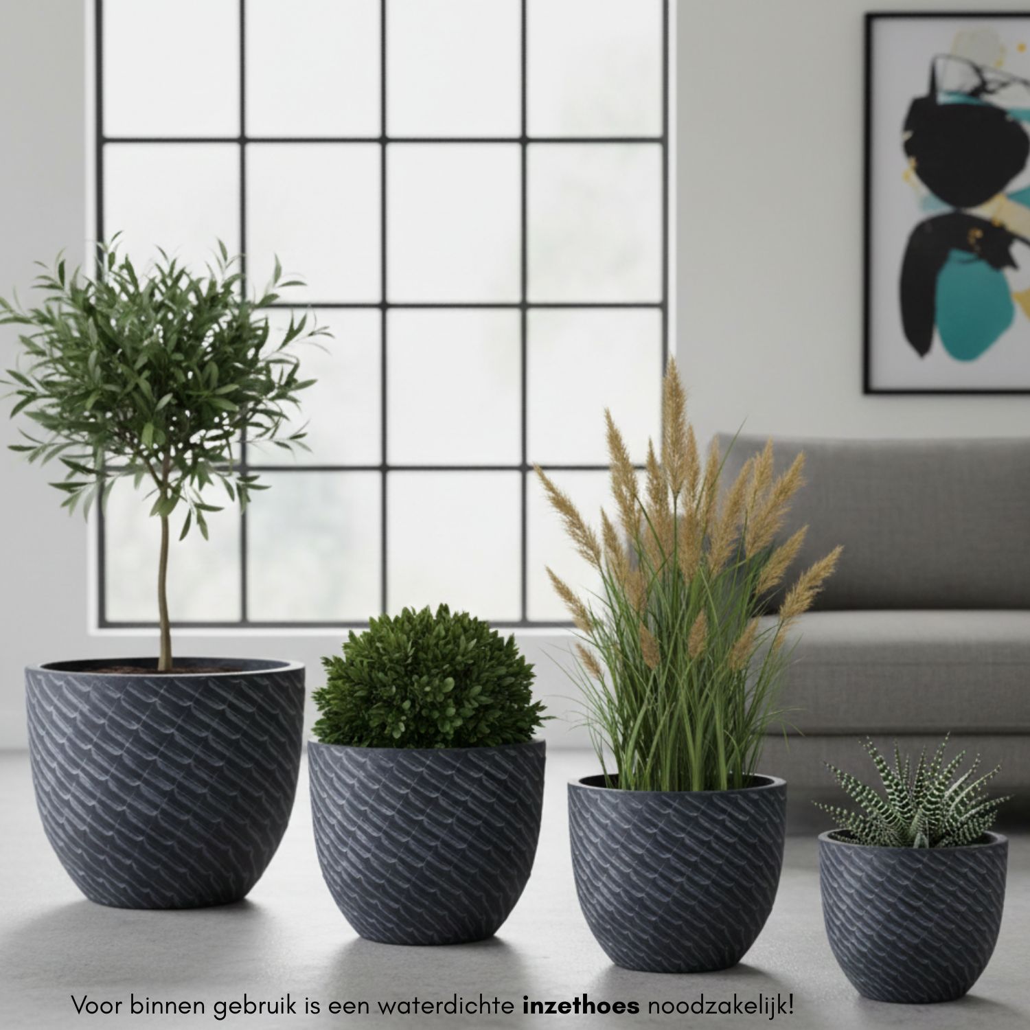 MA'AM Pottery Mira - zwarte buiten bloempot met relief structuur - sfeerbeeld binnen