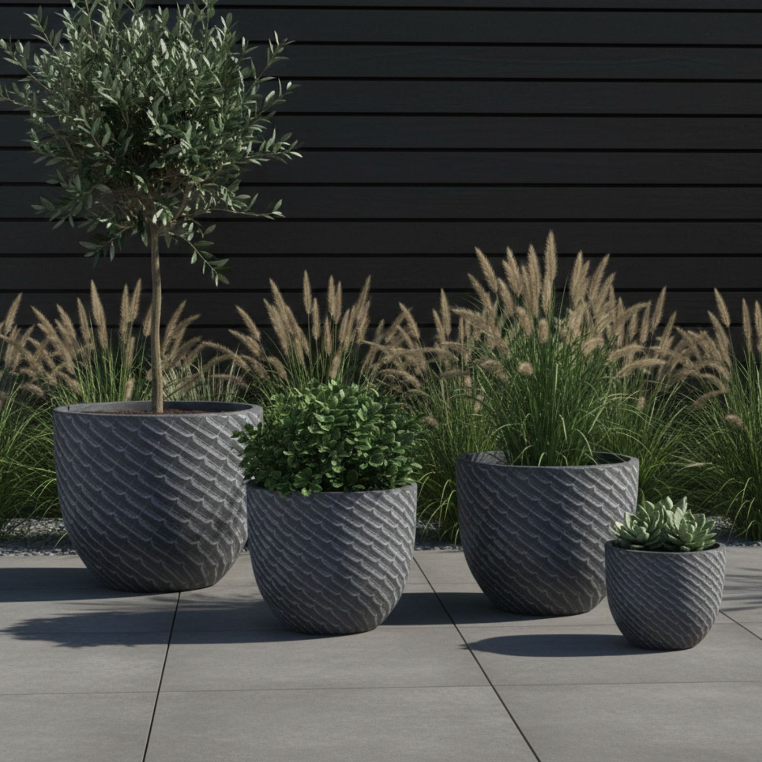 MA'AM Pottery Mira - zwarte buiten bloempot met relief structuur - sfeerbeeld